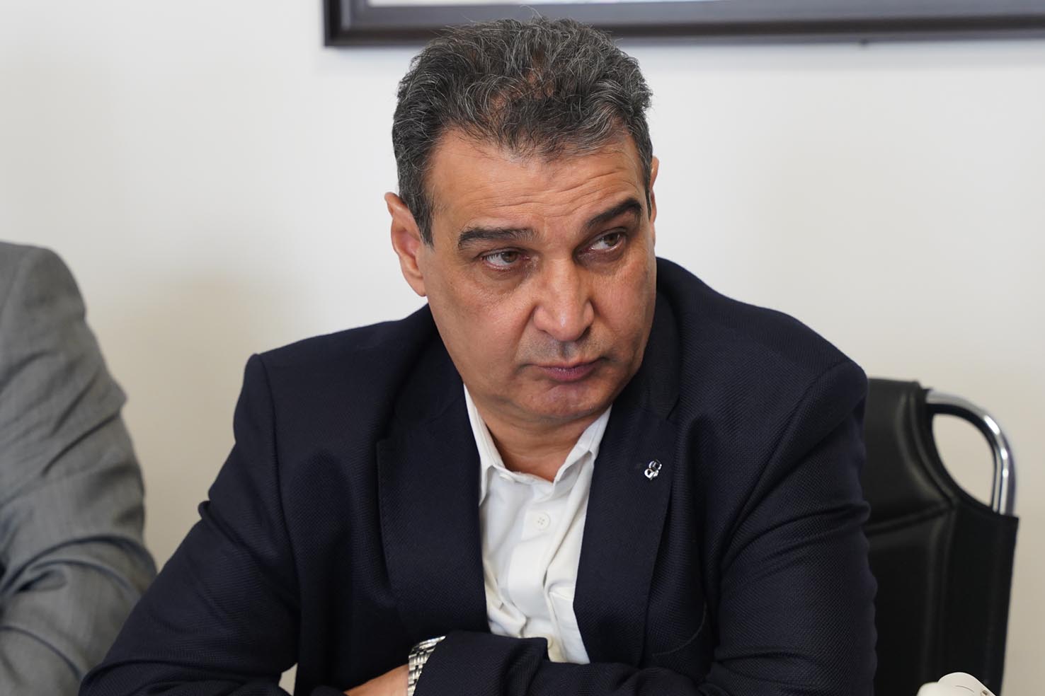 در نشست اعضای هیأت مدیره انجمن انبوه‌سازان استان گلستان با سیدمهدی مهیایی، معاون هماهنگی امور عمرانی استاندار گلستان، سیدمحمد مرتضوی رئیس انجمن انبوه‌سازان استان گلستان بر ضرورت بازنگری در ضوابط ساخت واحدهای مسکونی کوچک‌متراژ تأکید کرد. 🔹مرتضوی با اشاره به مشکلات موجود در شهر گرگان و برخی مناطق دیگر، گفت: دو چالش اصلی در این زمینه، موضوع تأمین پارکینگ و حداقل سرانه عرصه ۳۰ تا ۵۰ متر است. به‌نظر می‌رسد کاهش این سرانه‌ها دست‌کم به میزان ۱۰ متر، می‌تواند با سبک زندگی جدید و توان اقتصادی مردم هماهنگ‌تر باشد. 🔹وی افزود: برخی ضوابط فعلی منجر به محدودیت در ساخت‌وساز شده و ضروری است در کمیته‌ها و کمیسیون ماده ۵ اصلاحات موردی انجام گیرد. 🔹رئیس انجمن انبوه‌سازان گلستان همچنین پیشنهاد کرد که شهرداری و دستگاه‌های ذیربط با مشوق‌هایی در حوزه فضای سبز و بام سبز، انبوه‌سازان را به تأمین بیشتر این فضاها ترغیب کنند. 🔹مرتضوی در بخش دیگری از سخنانش درباره پارکینگ اظهار داشت: با توجه به اینکه بسیاری از واحدهای کوچک‌متراژ عملاً نیازی به پارکینگ ندارند، می‌توان در طراحی‌ها با لحاظ فضای باز و الگوهای جایگزین، تأمین پارکینگ را تسهیل کرد. 🔹وی در پایان از آمادگی انجمن انبوه‌سازان برای تعامل با بانک‌ها جهت تأمین منابع مالی و ارائه تسهیلات متناسب خبر داد و افزود: برخی بانک‌ها آمادگی خود را برای تعریف مشترک با انجمن و حتی افزایش سقف وام مسکن اعلام کرده‌اند که می‌تواند گام مؤثری در رونق ساخت‌وساز باشد.